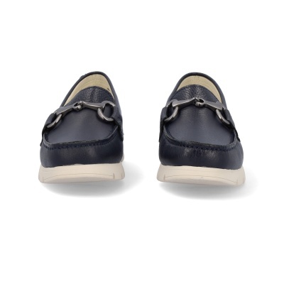 Mocassins azul escuro com detalhe metálico e sola branca vistos de frente