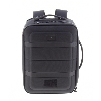 Mochila rígida preta com alças acolchoadas e etiqueta VOGART.