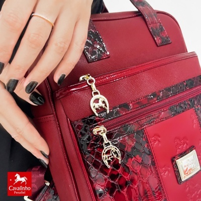 Mala vermelha com padrão de pele de cobra e logótipo Cavalinho