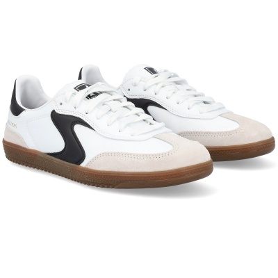 Sapatilhas Skechers brancas com detalhes pretos e bege, sola castanha.