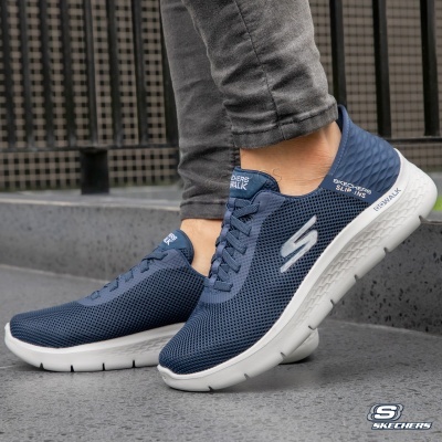 Ténis desportivos Skechers azuis escuros com sola branca e logotipo branco ao ar livre