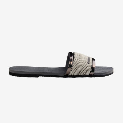 Chinelo preto com tira branca com padrão ziguezague e detalhes metálicos