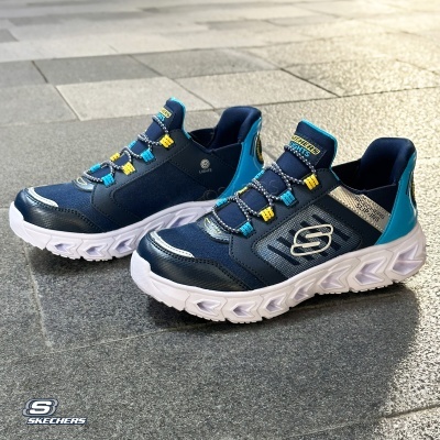 Par de sapatilhas desportivas azuis Skechers com sola branca e detalhes amarelos e cinza