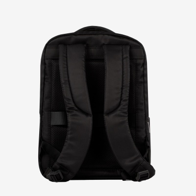 Mochila preta vista de costas com alças acolchoadas e malha ventilada