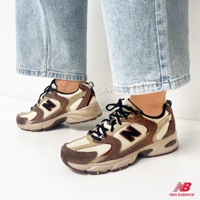 Ténis New Balance bege e castanho com detalhes pretos e jeans azul claro com cristais