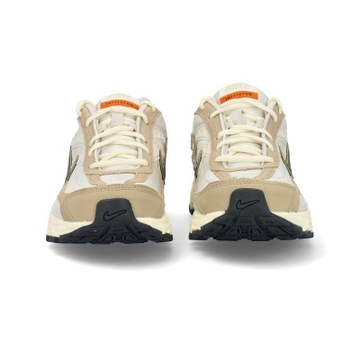 Par de ténis Nike bege, branco e preto com etiqueta laranja INITIATOR