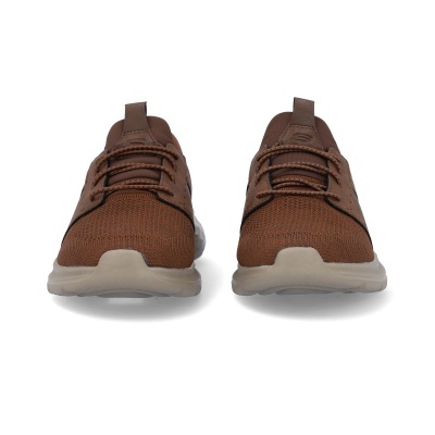 Par de sapatos desportivos castanhos em fundo branco