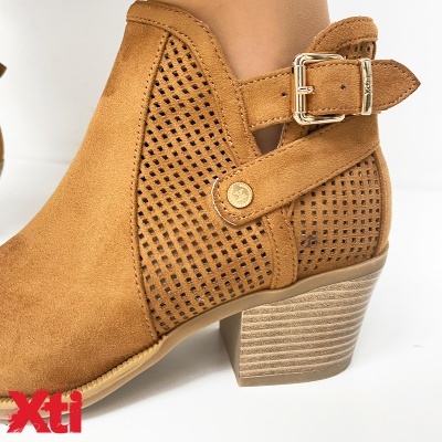 Bota feminina castanha com salto médio e detalhes vazados