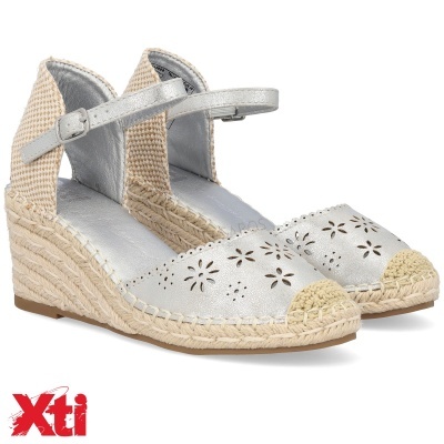 Sapatos de cunha prateados com padrão floral e sola de juta