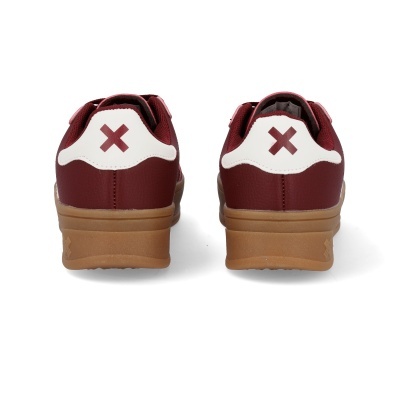 Sapatilhas bordô e branco com sola castanha e X na parte traseira