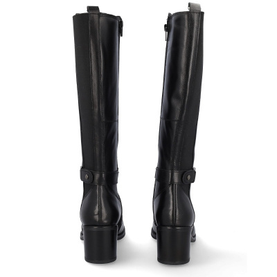 Par de botas pretas altas em couro com salto grosso