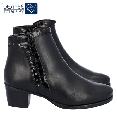 Botas pretas com salto médio e tachas prateadas