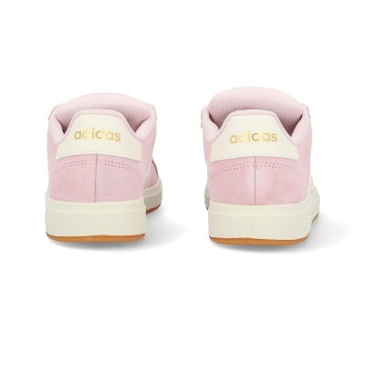 Ténis Adidas cor-de-rosa vistos de trás com logotipo dourado no calcanhar.