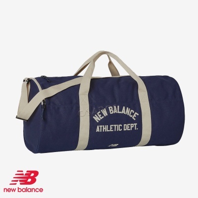 Mala de desporto azul escuro com alças bege e logo New Balance