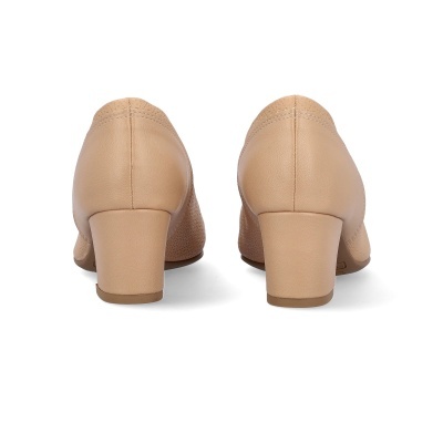 Sapatos de salto médio almofadado beige vistos de trás