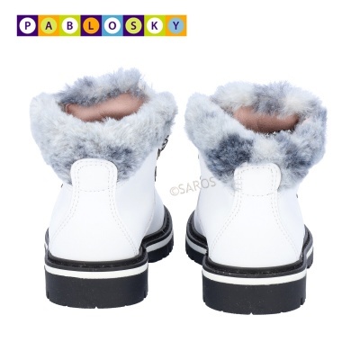 Botas infantis brancas com forro de pêlo cinzento e castanho, sola preta, vistas de trás.