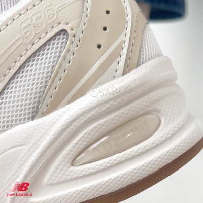 Ténis New Balance 530 brancos e bege com sola branca texturada e logo 530