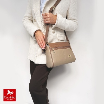 Mala de ombro bege e castanha em couro com fecho e alça ajustável