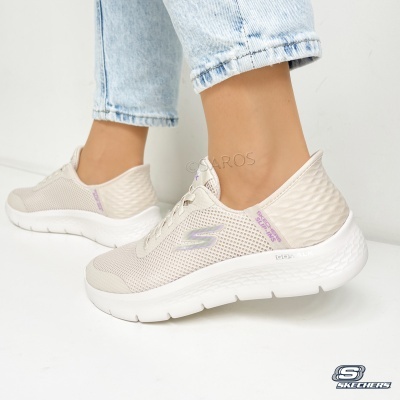 Ténis Skechers bege com sola branca e detalhes lilás e cinzentos em fundo branco