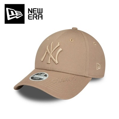 Boné bege NEW ERA com logótipo NY em relevo e etiqueta 9FORTY ADJUSTABLE