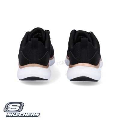 Ténis Skechers pretos com detalhes dourados e solado branco vistos de trás