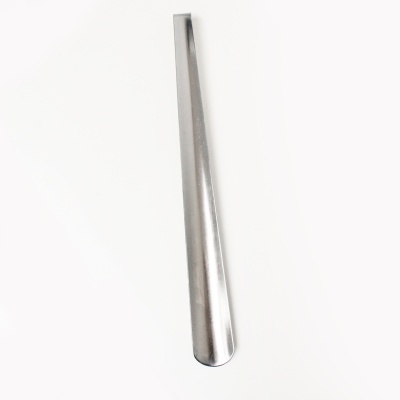Calçadore de metal prateado sobre fundo branco