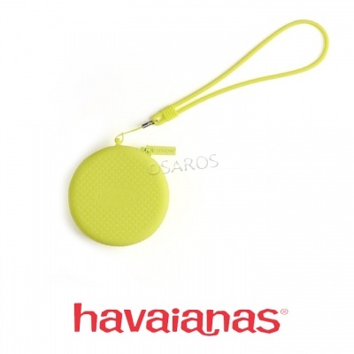 Carteira redonda amarela texturizada com fecho e alça, sobre fundo branco com logo havaianas