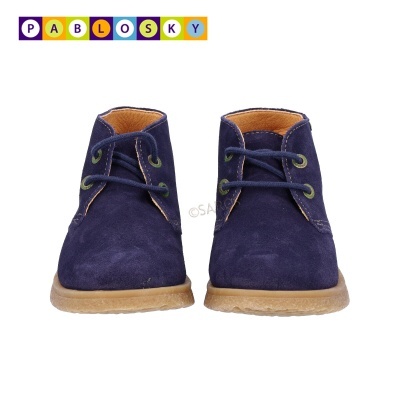 Sapatos PABLOSKY azul escuro para criança, em camurça, com atacadores e sola castanha clara.