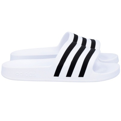 Chinelos brancos com riscas pretas e logo adidas em baixo relevo