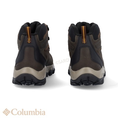 Botas Columbia castanhas e pretas vistas de trás