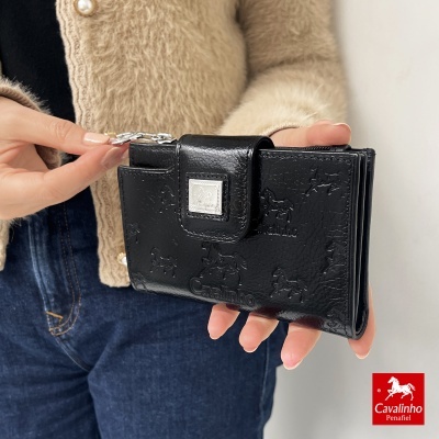 Carteira preta em couro com padrão de cavalos em relevo e fecho com placa metálica.