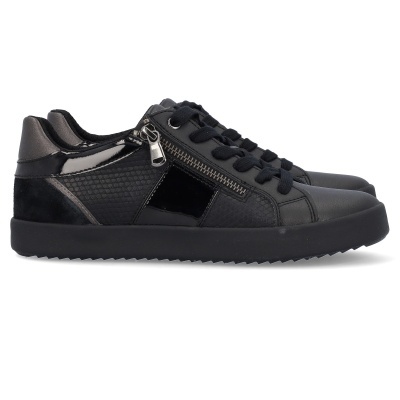 Ténis pretos com fecho e atacadores, detalhe em camurça, pele e verniz.