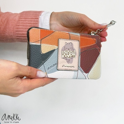 Carteira em pele sintética colorida com desenho de gato e etiqueta com a palavra anekke.