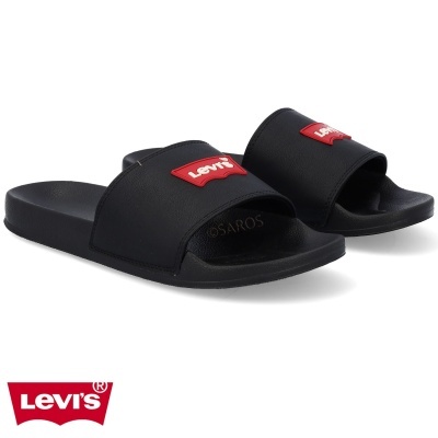 Chinelos Levi's pretos com etiqueta vermelha