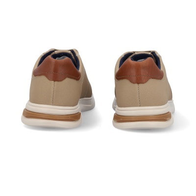 Par de sapatilhas castanho claro com sola branca e detalhe castanho