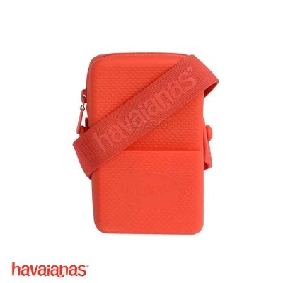 Bolsa pequena laranja com alça larga e logo havaianas em relevo