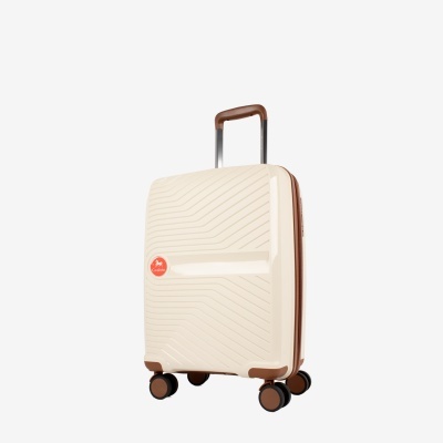 Mala de viagem rígida bege com rodas e pega castanha.