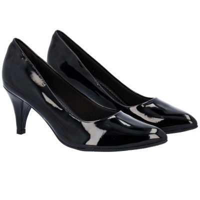 Par de sapatos de salto médio pretos em verniz com bico fino.