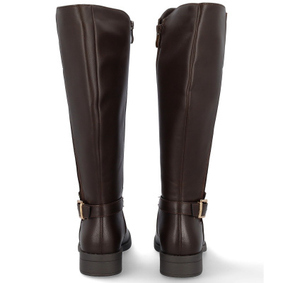 Botas largas castanhas com zíper e fivela dourada vista de trás