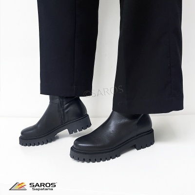 Botas pretas de cano curto em pele com sola grossa e fecho lateral