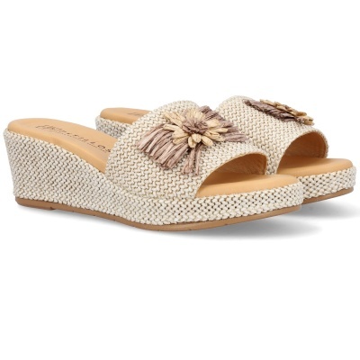 Sandálias de cunha feitas de tecido bege com flor decorativa de ráfia castanha e bege