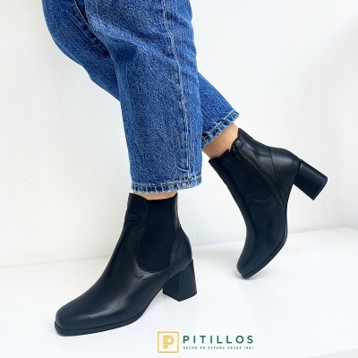 Botins pretos de senhora em pele com salto médio