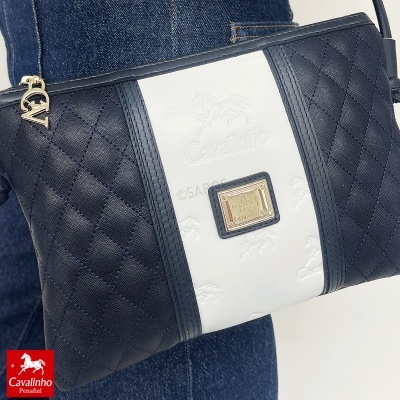 Mala pequena azul escuro com banda branca e fecho dourado Cavalinho