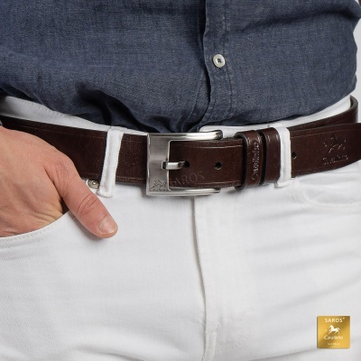 Cinto de couro castanho com fivela prateada e marca SARDÓ, usado com calças brancas e camisa azul