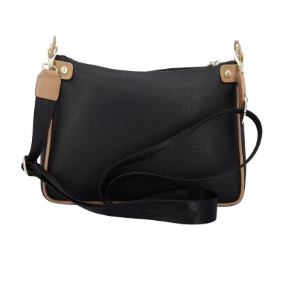 Mala preta com acabamentos castanhos e alça preta