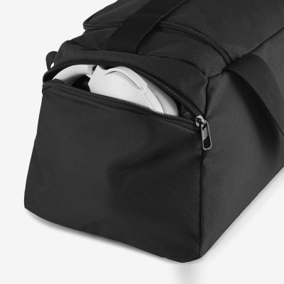 Mala desportiva preta com bolso frontal aberto e headphone branco interior.