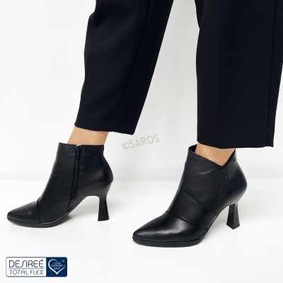 Botins pretos em pele com salto médio e bico fino