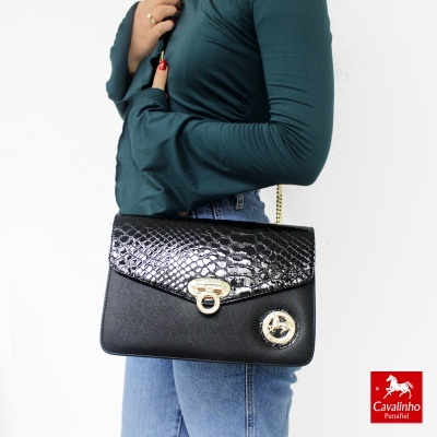 Mala preta com padrão de pele de crocodilo e fecho dourado