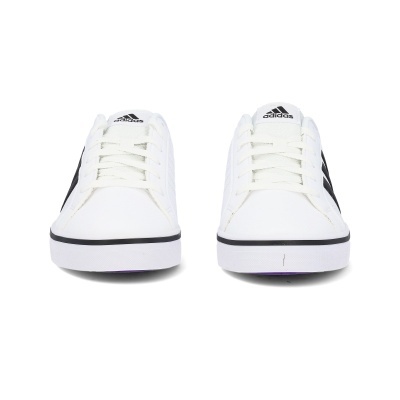 Tênis Adidas brancos com riscas pretas, vista frontal