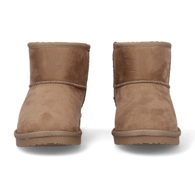 Botas castanhas de pele sintética com sola de borracha e costuras visíveis.